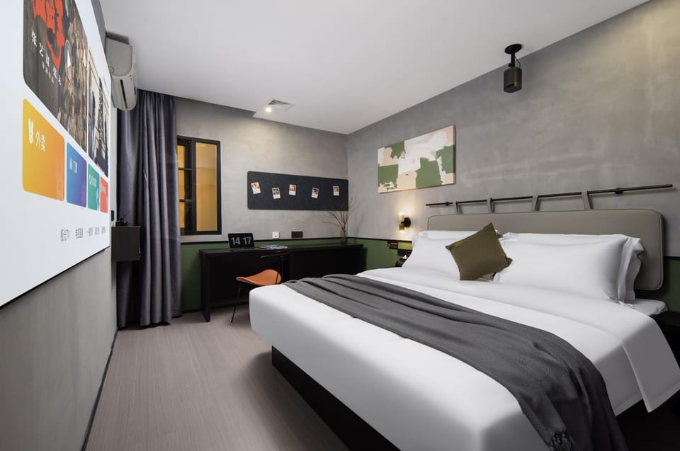 Bed, Photo of the whole room, Bedroom