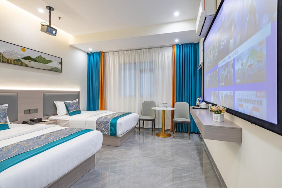 Communal lounge/ TV room, Bed, TV and multimedia, Living room, Photo of the whole room, Seating area, Evening entertainment, Bedroom, hair dresser