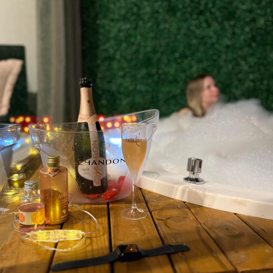 Hot Tub, Bedroom, Guests