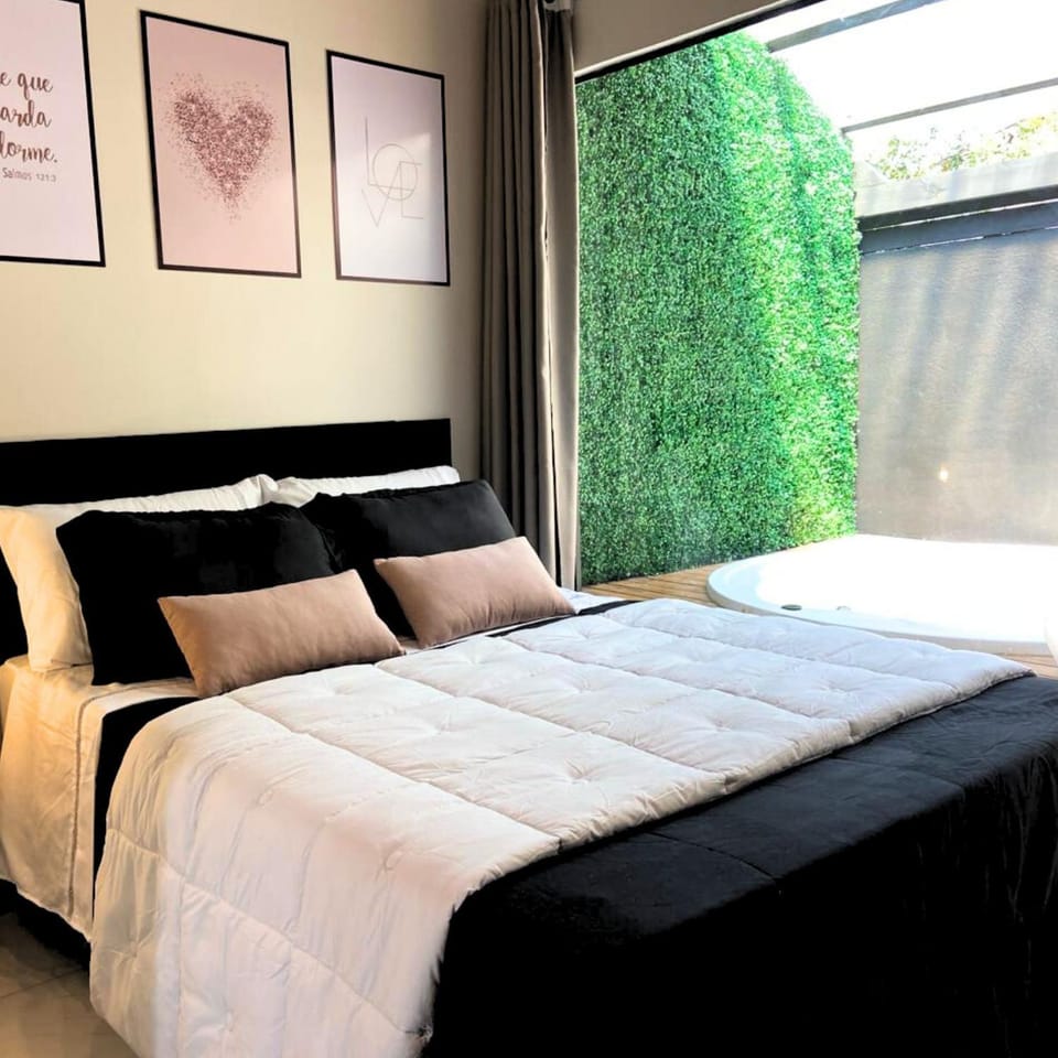 Bed, Hot Tub, Decorative detail, Bedroom