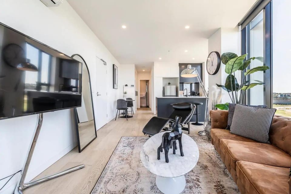 Hip Condo on Maribyrnong River Cityscape Views! Apartment in Melbourne