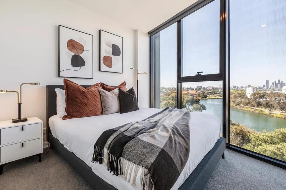Hip Condo on Maribyrnong River Cityscape Views! Apartment in Melbourne