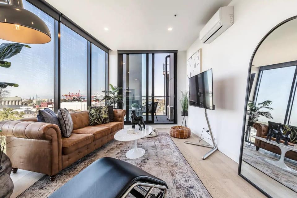 Hip Condo on Maribyrnong River Cityscape Views! Apartment in Melbourne