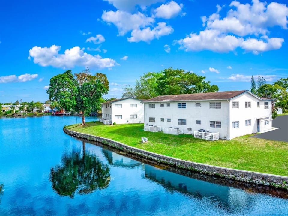 King Water View - No Extra Fees - Palm Wave Says Apartment in Coconut Creek