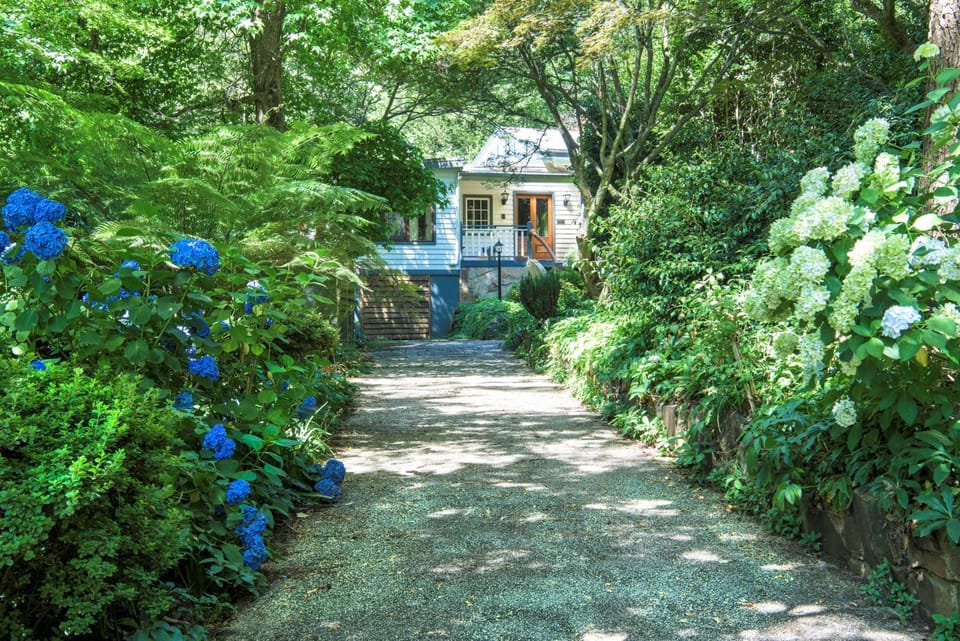 Property building, Garden, Parking