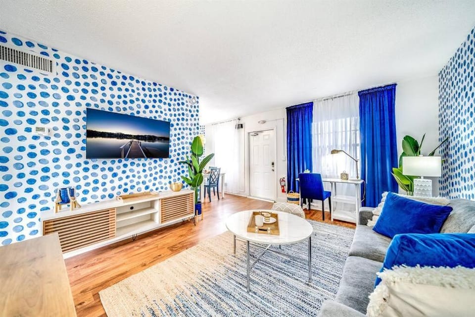 Parking - King Bed - Water Front - Palm Wave Says Apartment in Coconut Creek