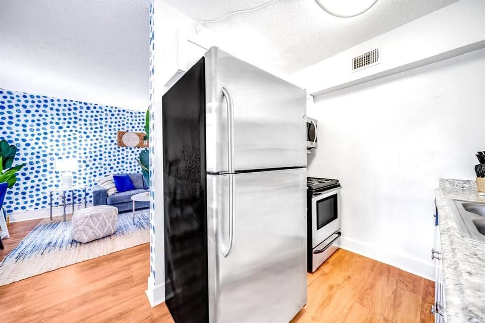 Parking - King Bed - Water Front - Palm Wave Says Apartment in Coconut Creek