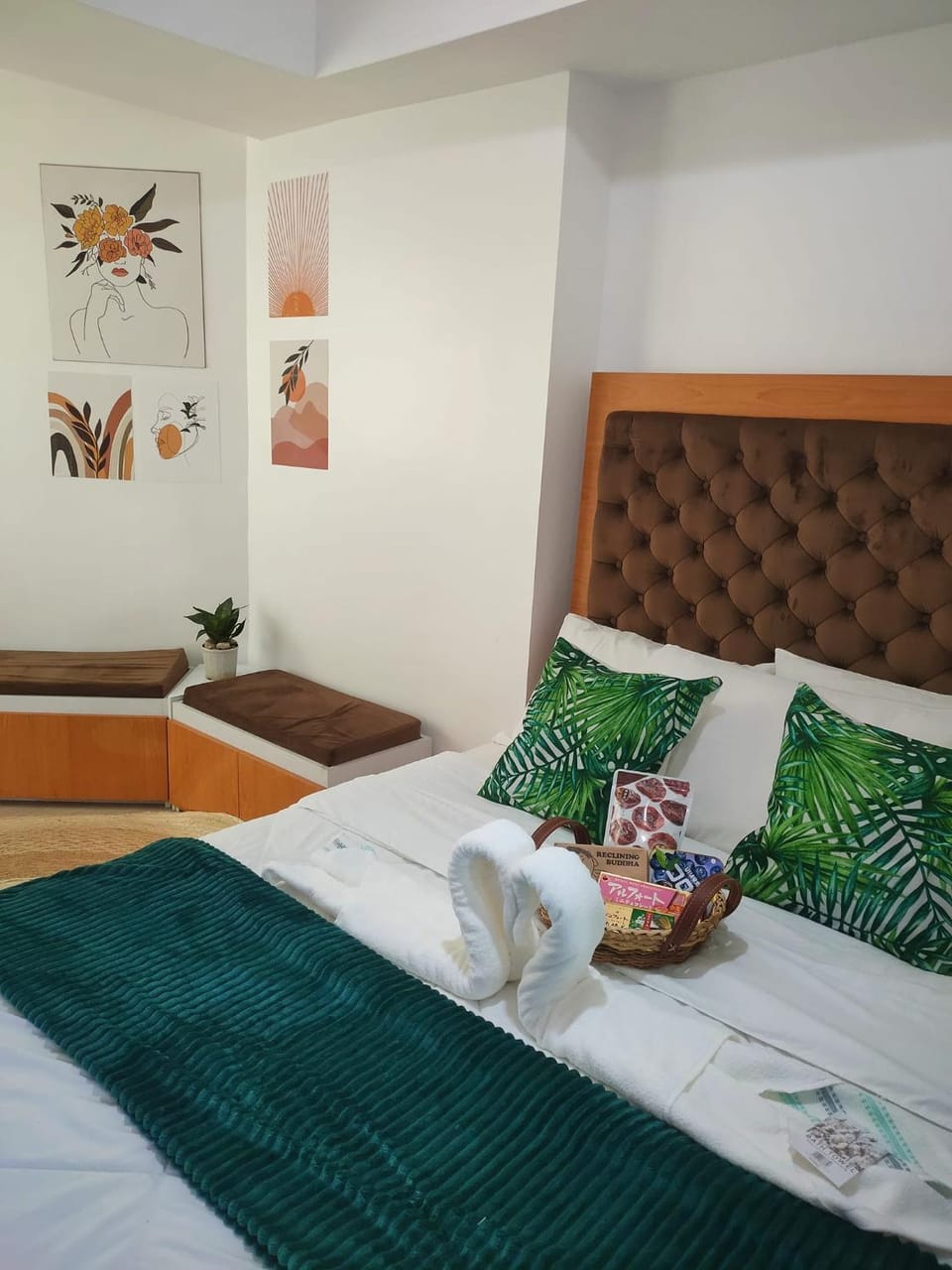 Bed, Bedroom, towels