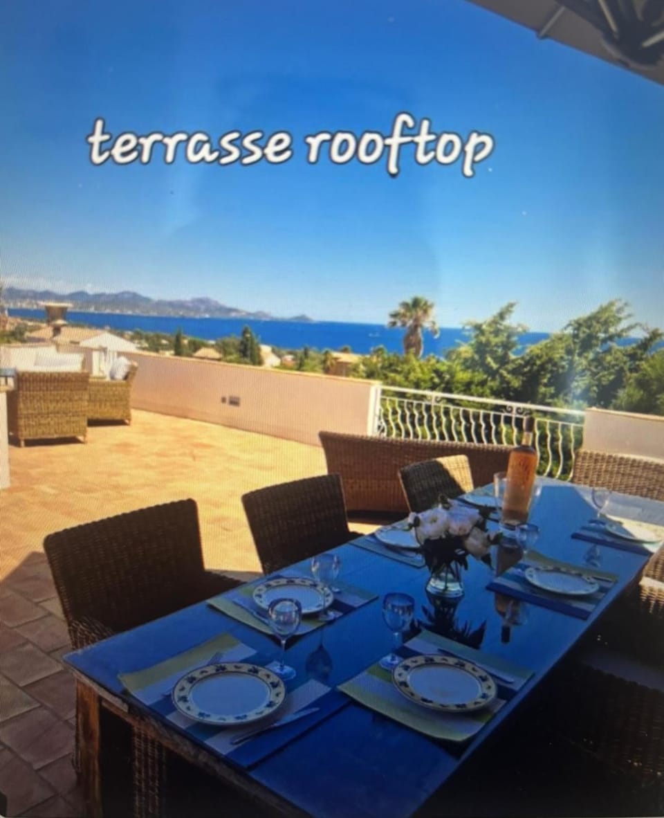 Patio, Natural landscape, View (from property/room), Balcony/Terrace, Dining area, Sea view