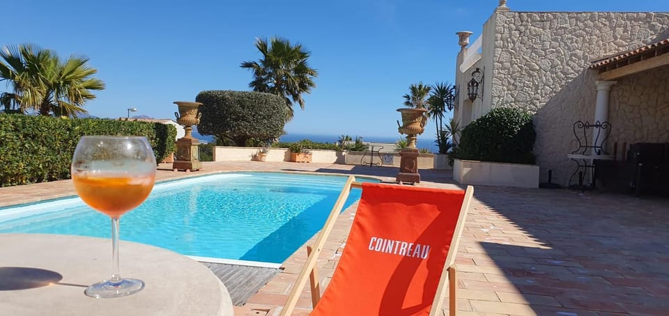 Patio, Dining area, Pool view, Swimming pool, Drinks, sunbed