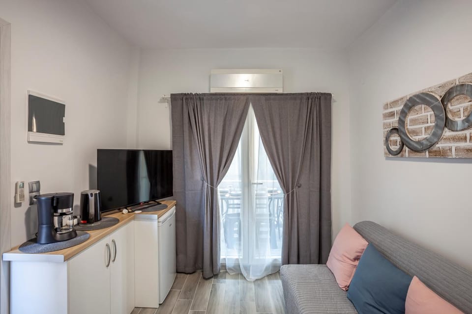 Kitchen or kitchenette, Living room, Seating area