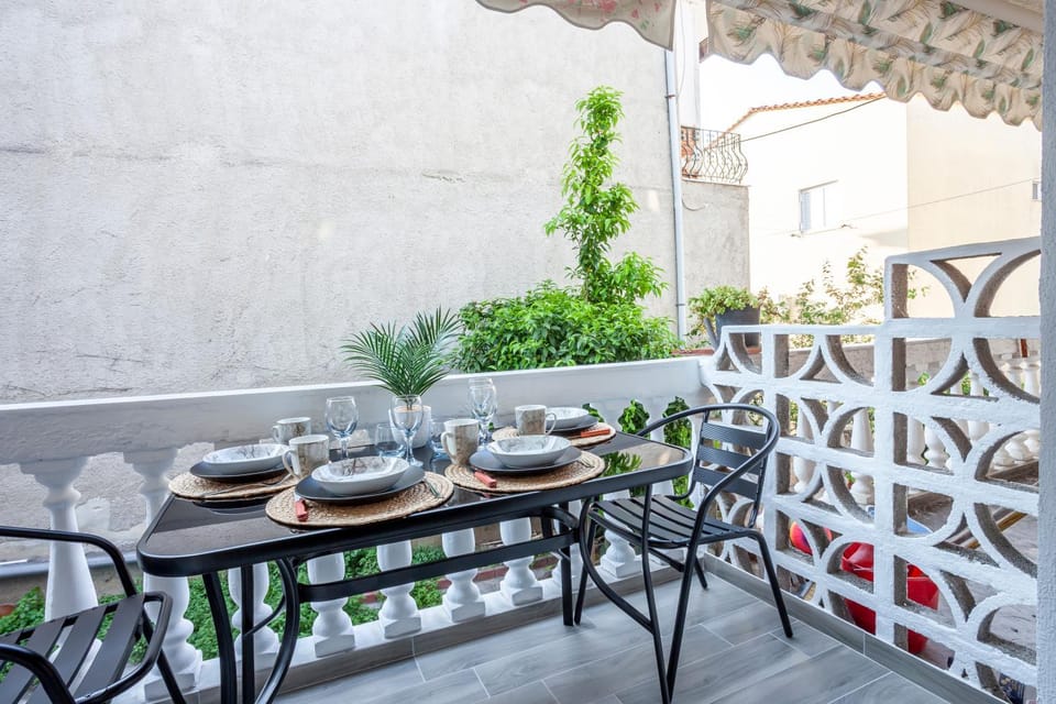 Patio, Day, View (from property/room), Balcony/Terrace, Living room, Seating area, Dining area