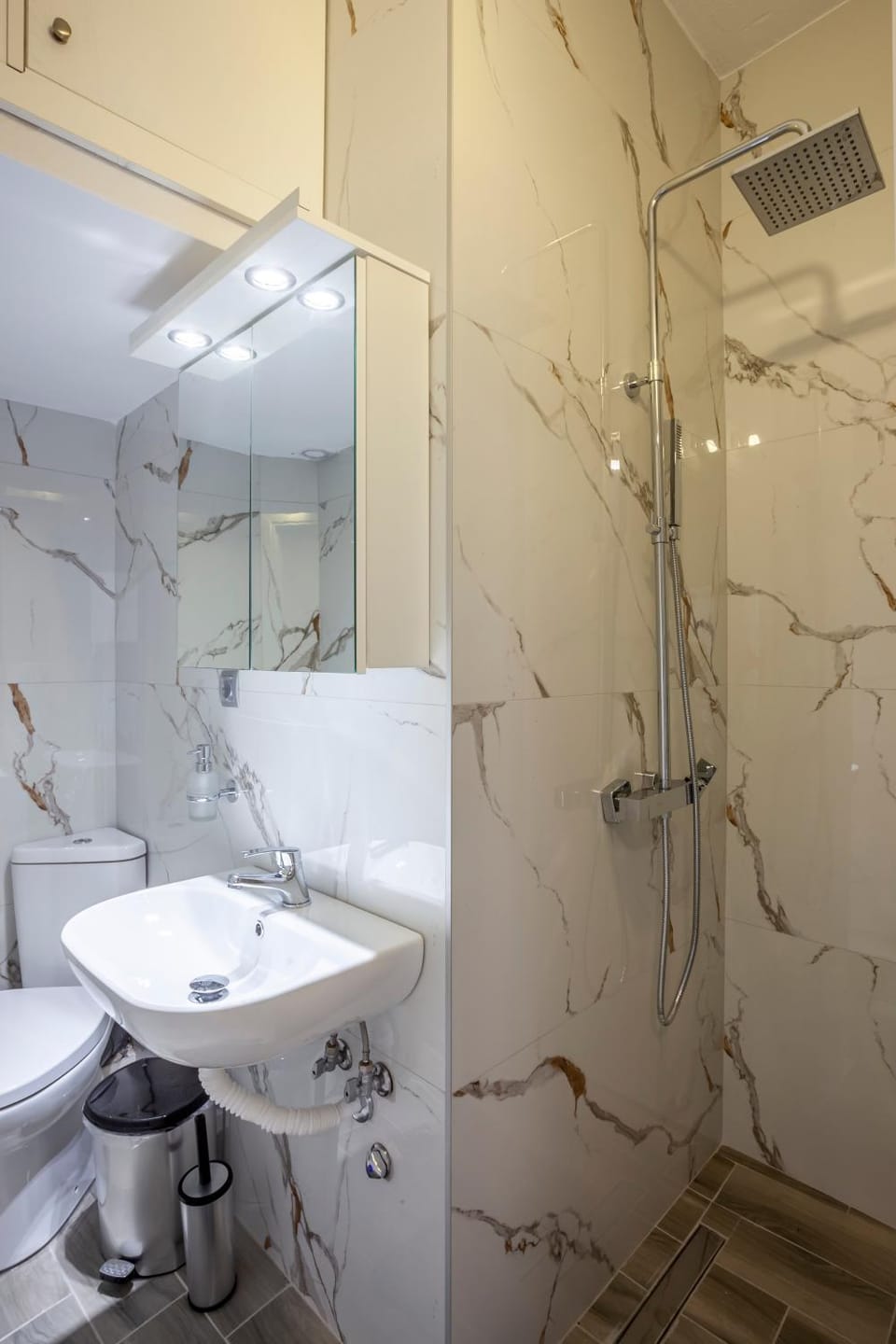 Shower, Toilet, Bathroom, towels