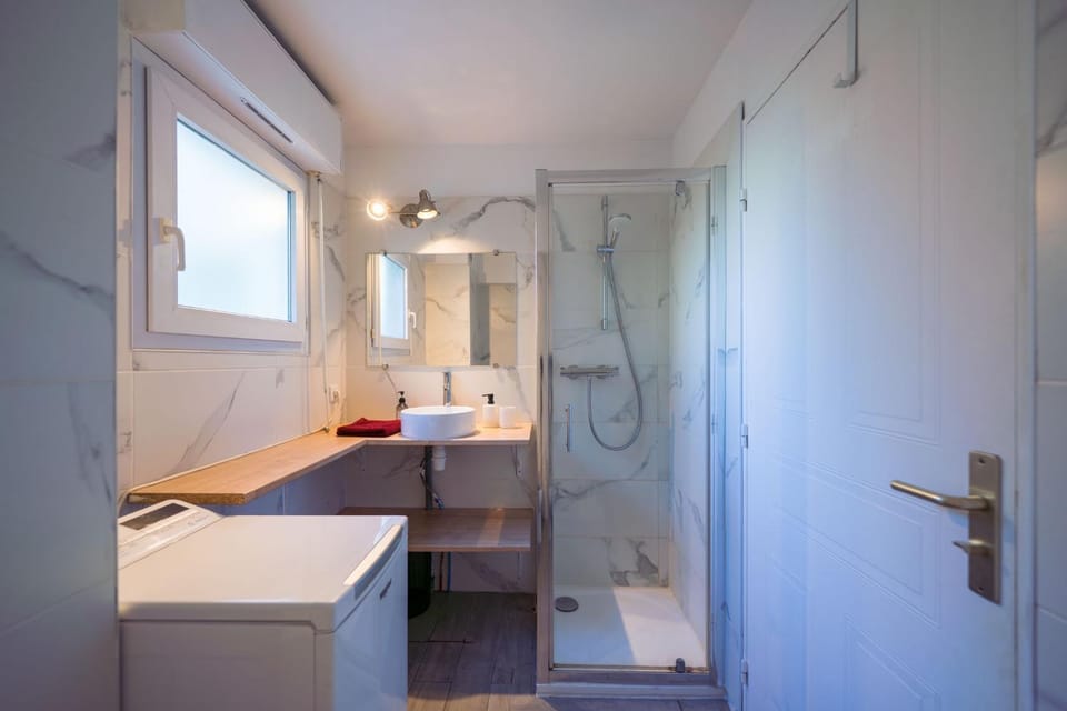 Shower, Toilet, Bathroom, towels