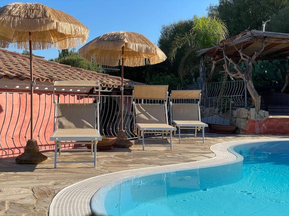 Swimming pool, sunbed