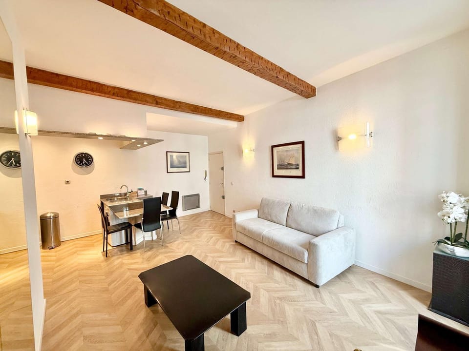 A025-Appartement 2 chambres - carré d'Or-hyper centre Cannes Apartment in Cannes