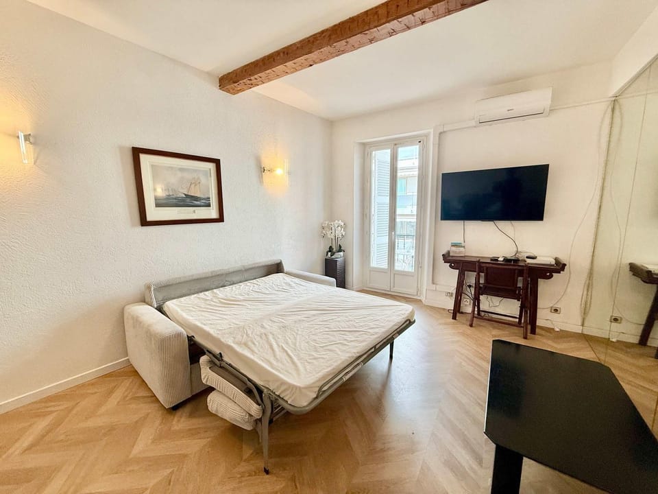 A025-Appartement 2 chambres - carré d'Or-hyper centre Cannes Apartment in Cannes