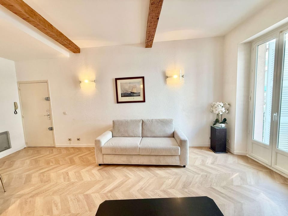 A025-Appartement 2 chambres - carré d'Or-hyper centre Cannes Apartment in Cannes