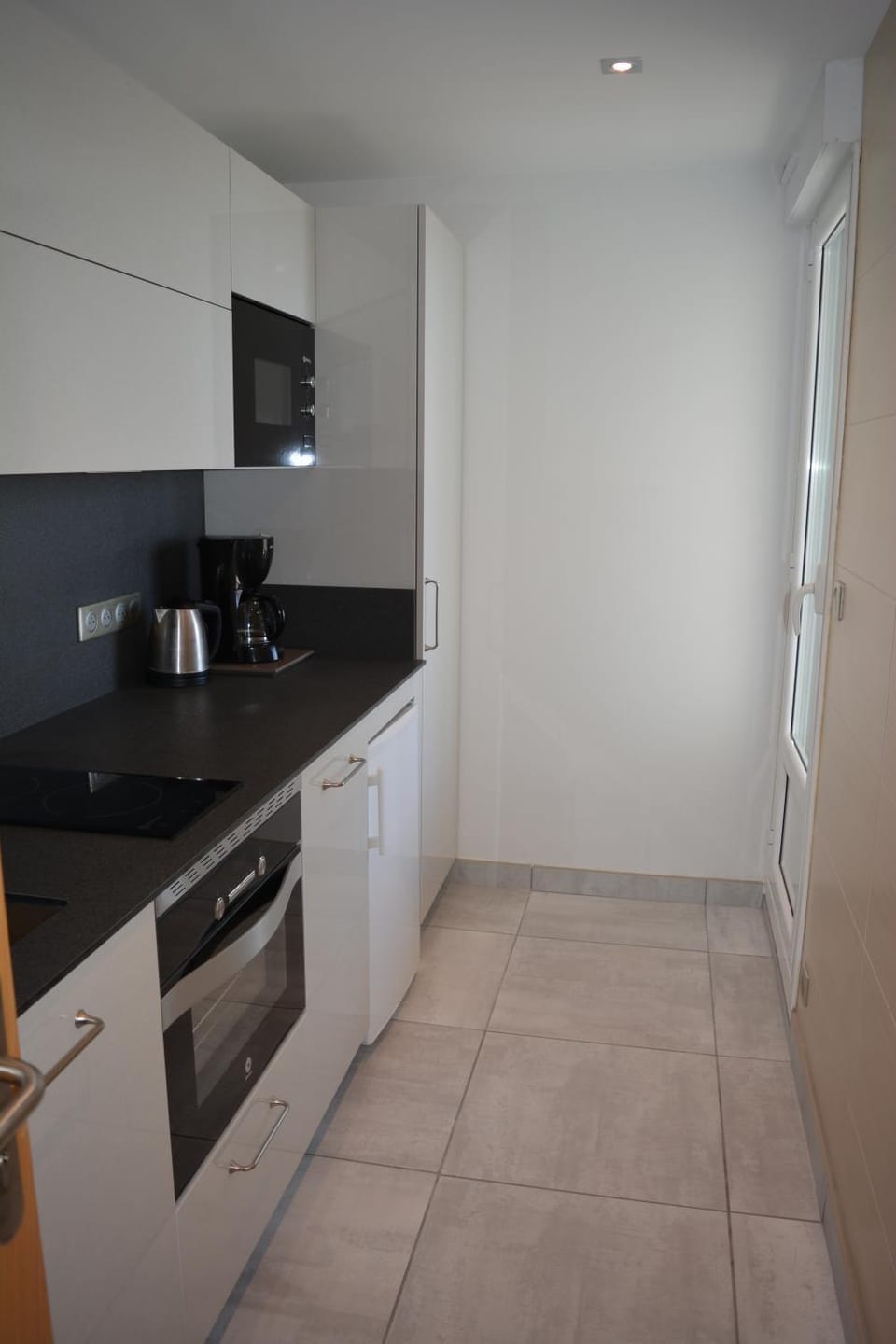 Kitchen or kitchenette, dishwasher, stove