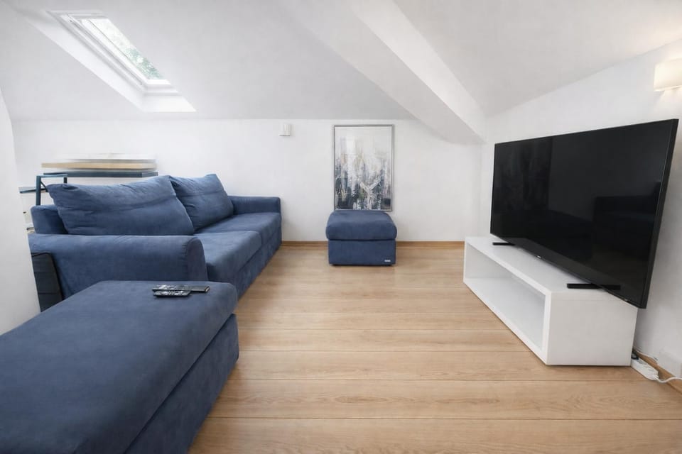 TV and multimedia, Living room, Evening entertainment