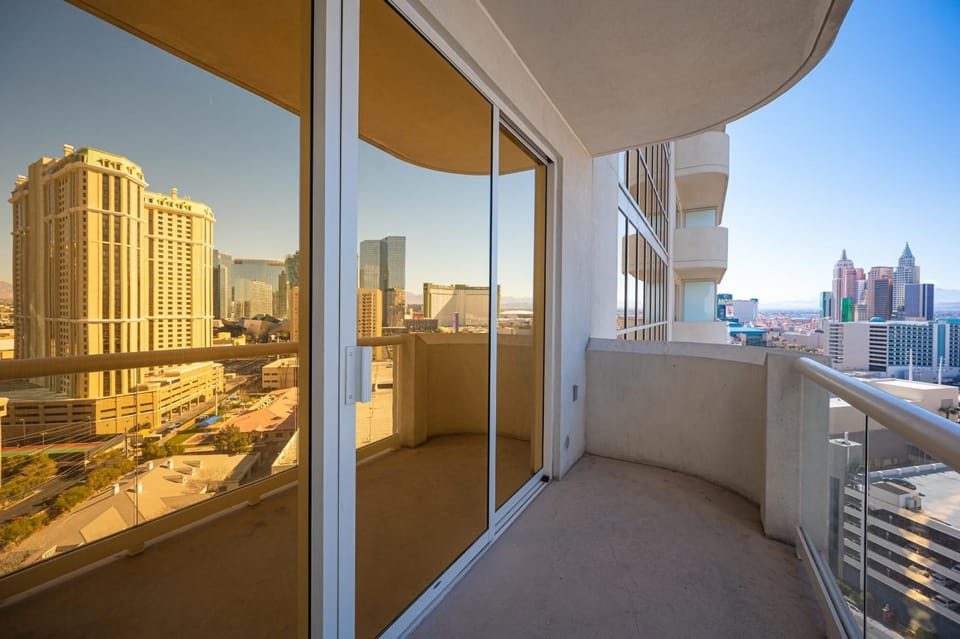 No Resort Fee Strip View Balcony+ Valet Parking House in Las Vegas Strip