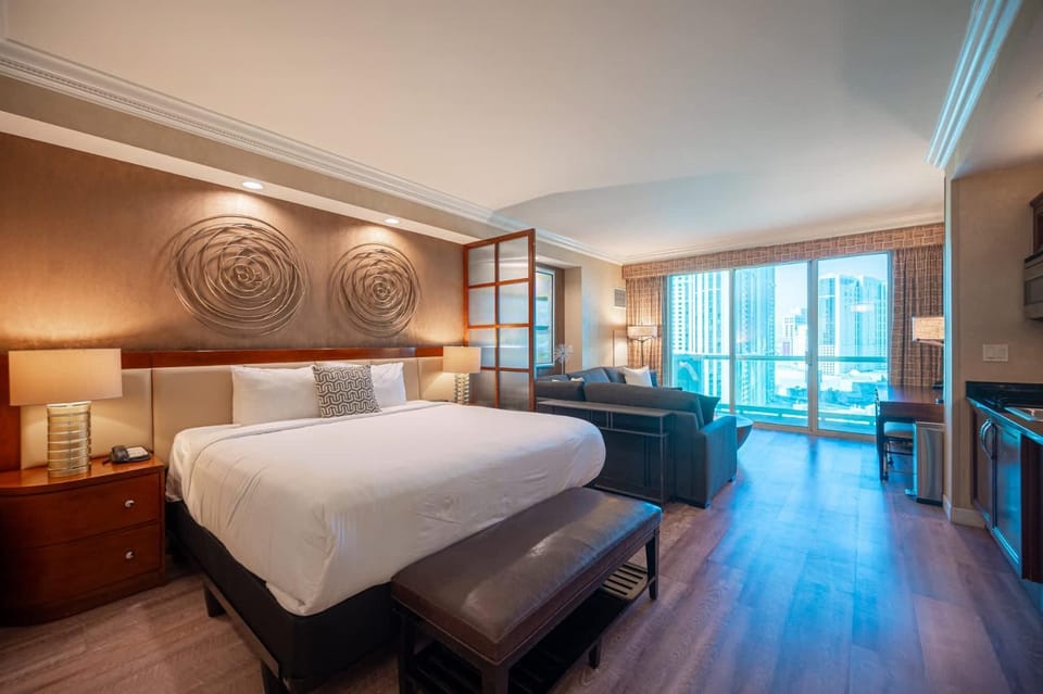 No Resort Fee Strip View Balcony+ Valet Parking House in Las Vegas Strip