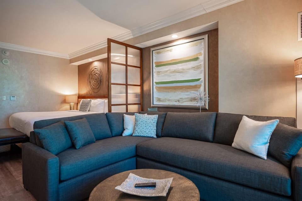 No Resort Fee Strip View Balcony+ Valet Parking House in Las Vegas Strip