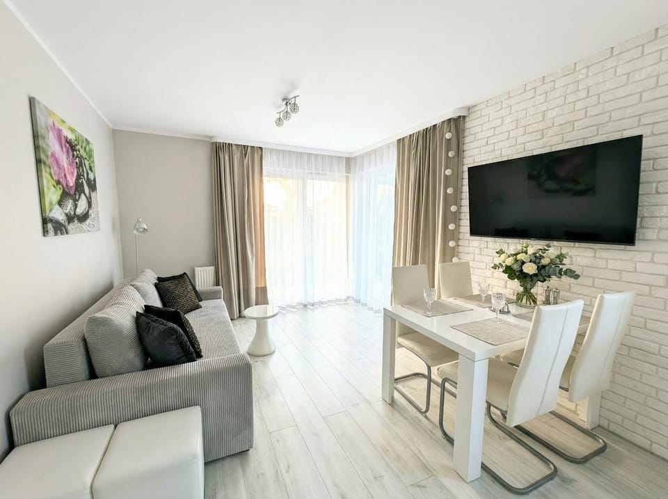 Communal lounge/ TV room, TV and multimedia, Living room, Seating area, Dining area