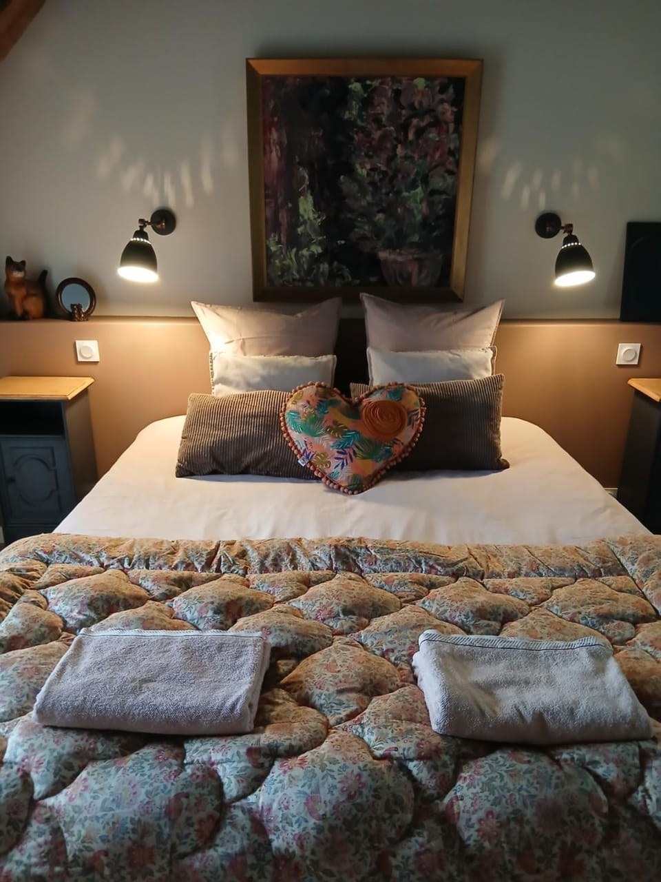 Bed, Bedroom, towels