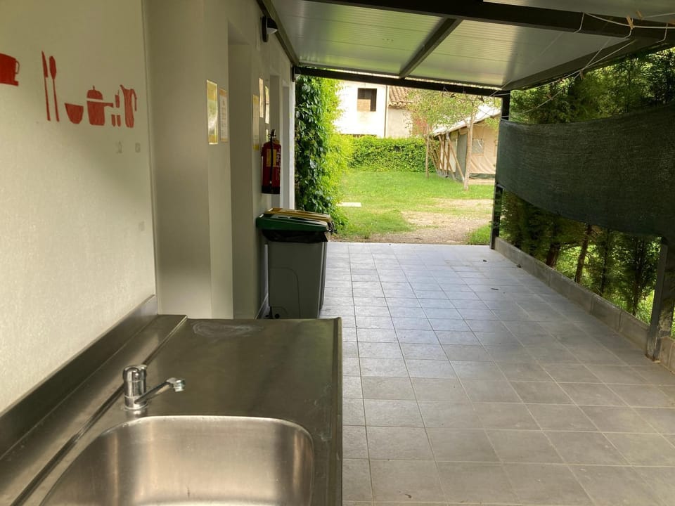 Bathroom, dishwasher