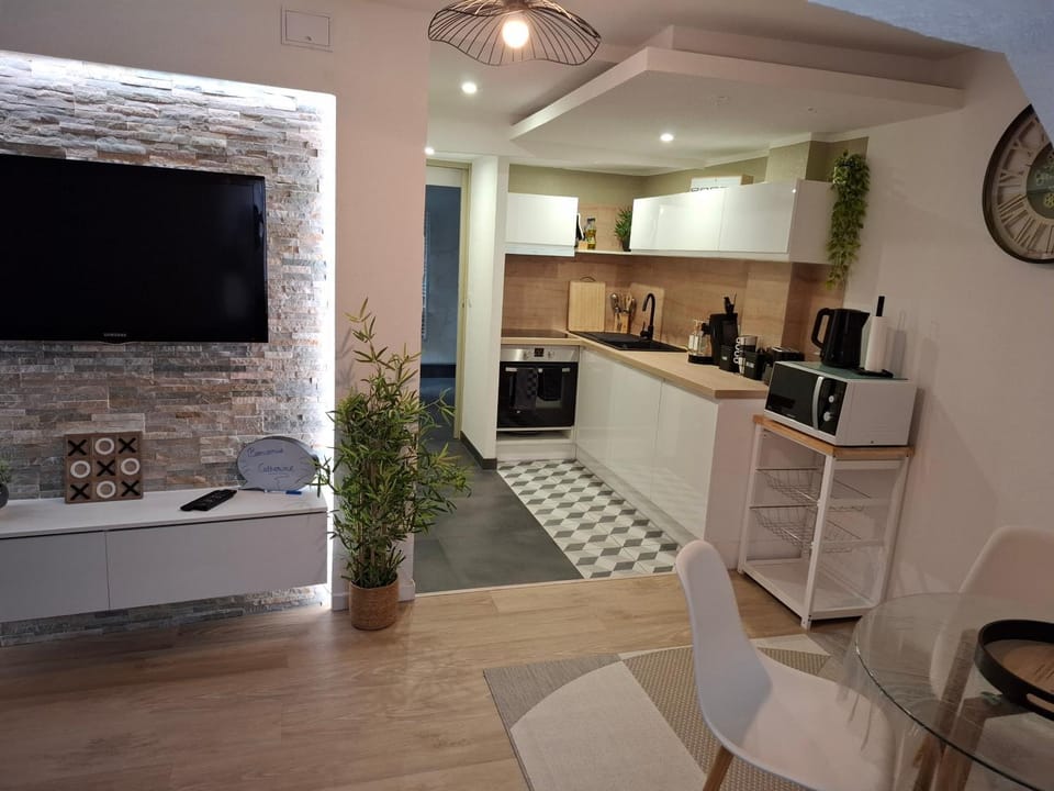 TV and multimedia, Kitchen or kitchenette, oven, stove, toaster