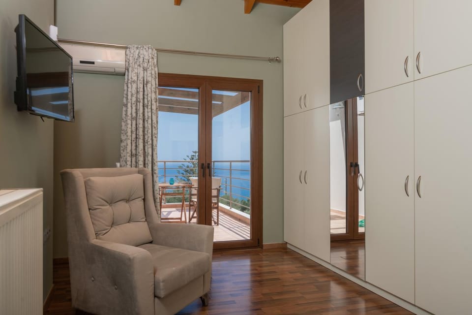 Natural landscape, TV and multimedia, View (from property/room), Balcony/Terrace, Living room, Seating area, Sea view