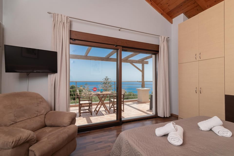 Bed, Natural landscape, TV and multimedia, View (from property/room), Balcony/Terrace, Living room, Photo of the whole room, Bedroom, Sea view, towels
