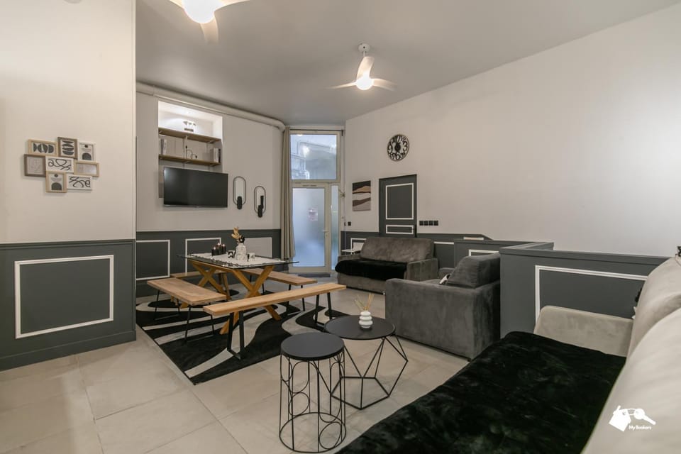 Kitchen or kitchenette, Living room, Seating area, Dining area, stove