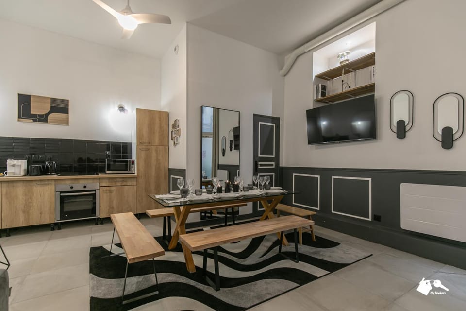 TV and multimedia, Kitchen or kitchenette, Dining area, oven, stove