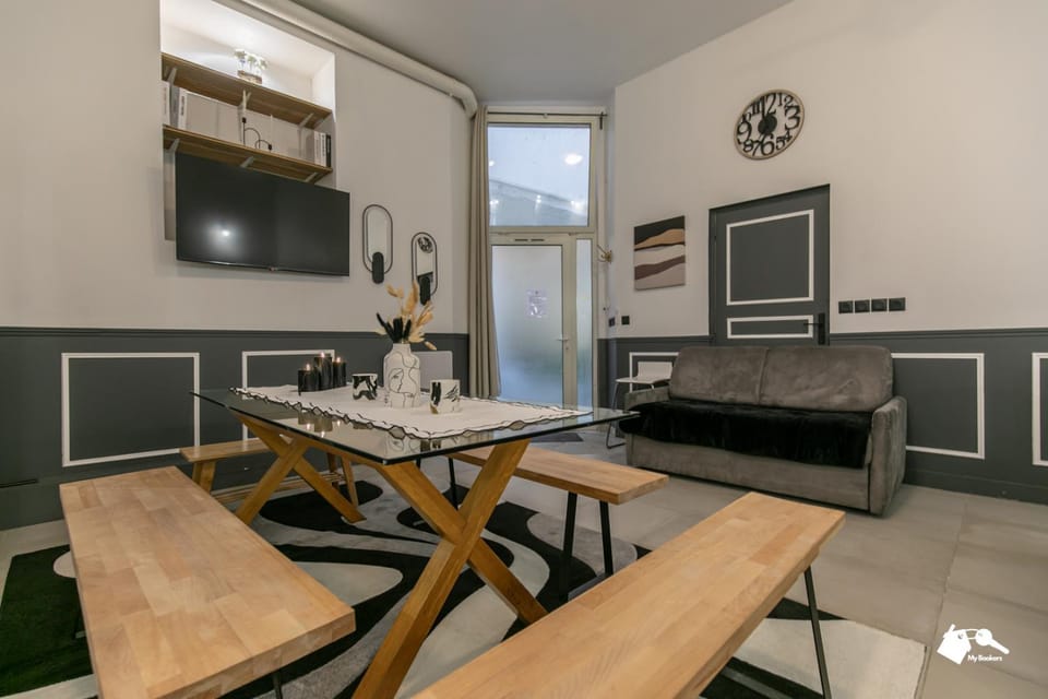 TV and multimedia, Kitchen or kitchenette, Living room, Seating area, Dining area