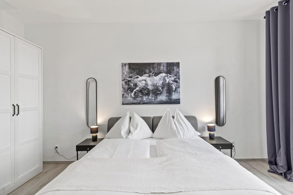 Bed, Photo of the whole room, Bedroom, towels