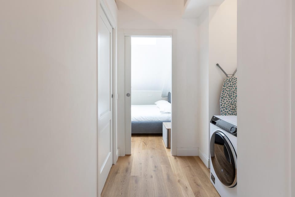 Bed, Photo of the whole room, Bedroom, washing machine, dryer