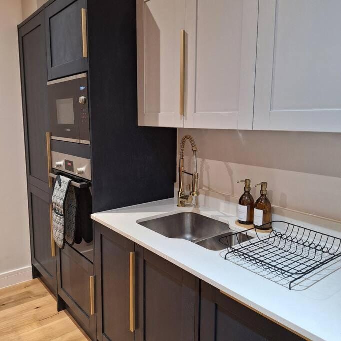 Home at Highgrove - Private Garden & Parking Apartment in Reading