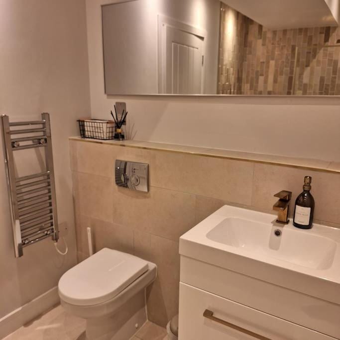 Home at Highgrove - Private Garden & Parking Apartment in Reading