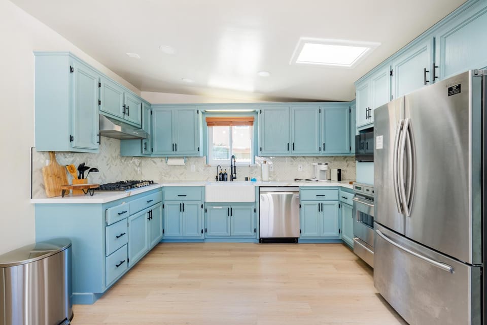 Kitchen or kitchenette, dishwasher, stove, kitchen