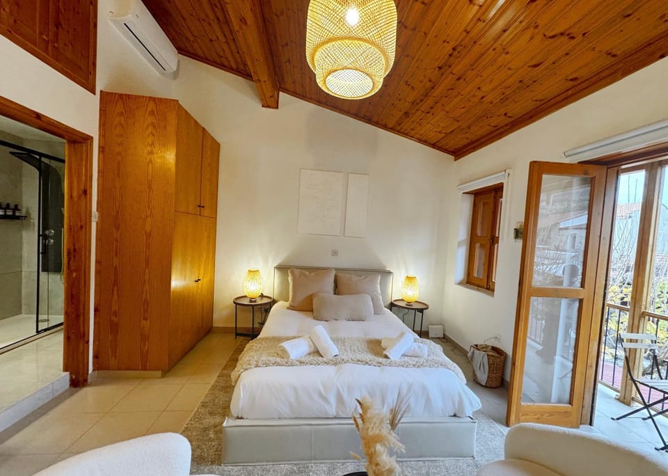 Bed, Photo of the whole room, wardrobe