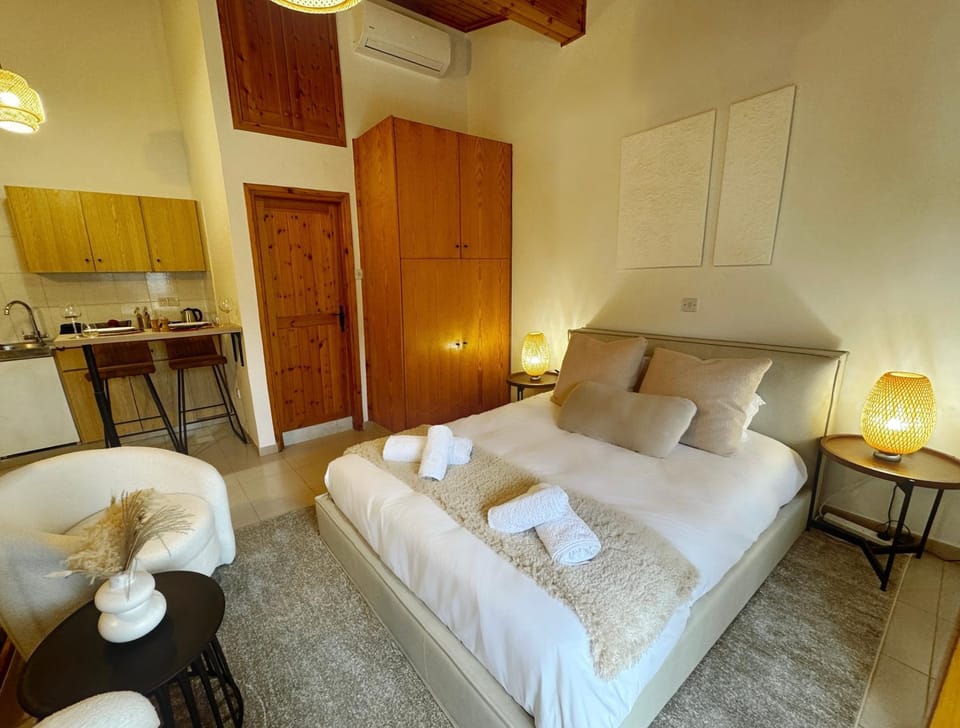 Bed, Photo of the whole room, wardrobe