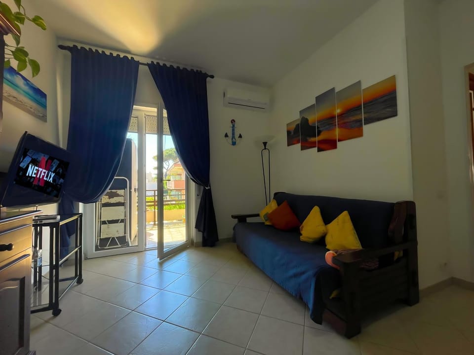 TV and multimedia, Living room, Seating area, Evening entertainment, air conditioner