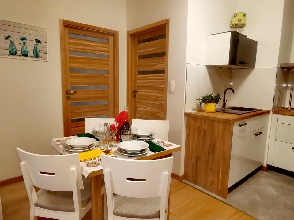 Kitchen or kitchenette, Dining area
