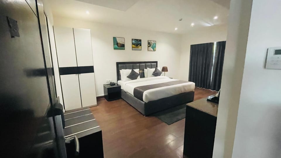 Bed, TV and multimedia, Photo of the whole room, Evening entertainment, Bedroom, wardrobe