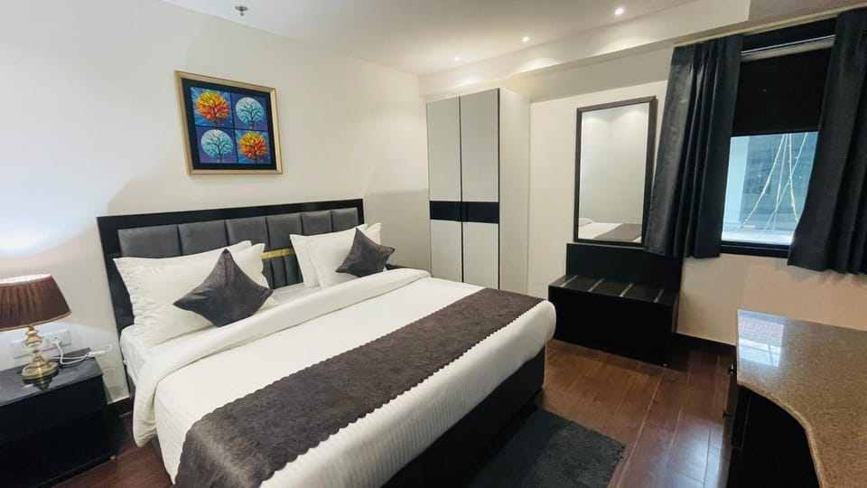 Bed, Photo of the whole room, Seating area, Bedroom