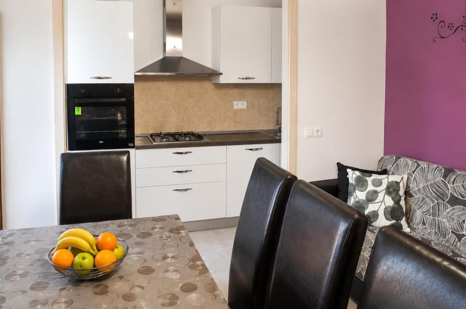 Dining area, kitchen