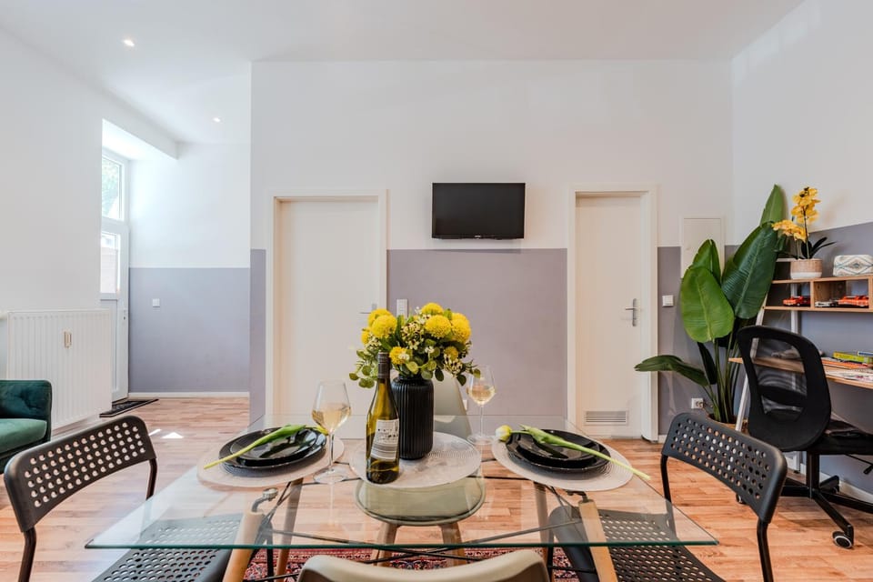 TV and multimedia, Living room, Seating area, Dining area, Evening entertainment