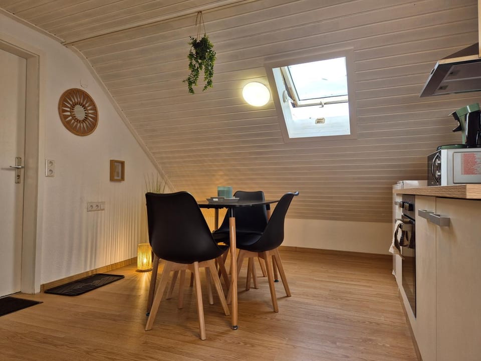 Coffee/tea facilities, Kitchen or kitchenette, Dining area